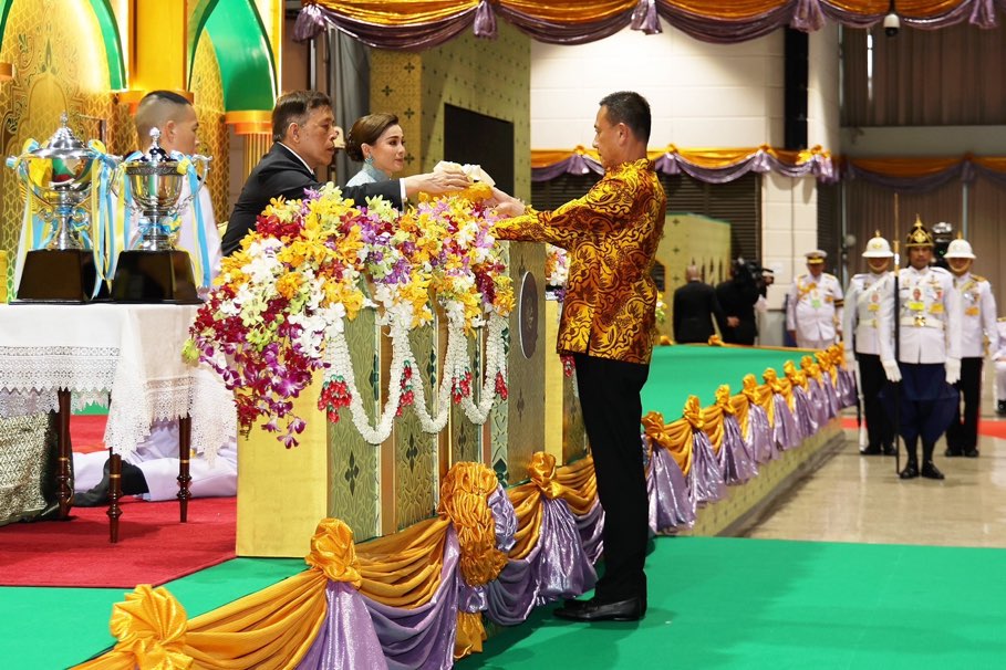 ไอแบงก์ ร่วมเฝ้า ฯ รับเสด็จพระบาทสมเด็จพระเจ้าอยู่หัว และสมเด็จพระนางเจ้า ฯ พระบรมราชินี ไปทรงเปิด 