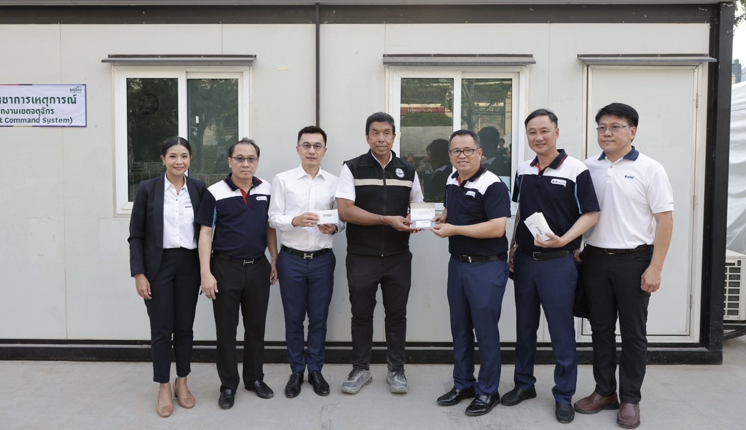 OR มอบ พีทีที สเตชั่น พริวิเลจการ์ด มูลค่า 100,000 บาทแก่ กทม. สำหรับภารกิจกู้ภัยและค้นหาผู้สูญหายในพื้นที่อาคารถล่ม