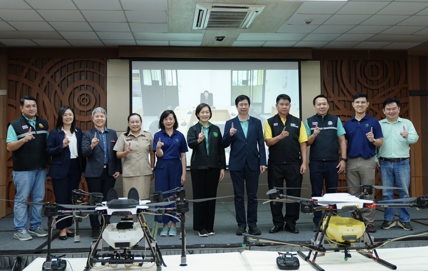 กรมวิชาการเกษตรเดินหน้าอบรมผู้ควบคุมการใช้โดรนพ่นสารตั้งเป้า 5,000 รายทั่วประเทศภายในปี 2570เตรียมบังคับใช้กฎหมายควบคุมผู้รับจ้างพ่นวัตถุอันตรายทางอากาศ